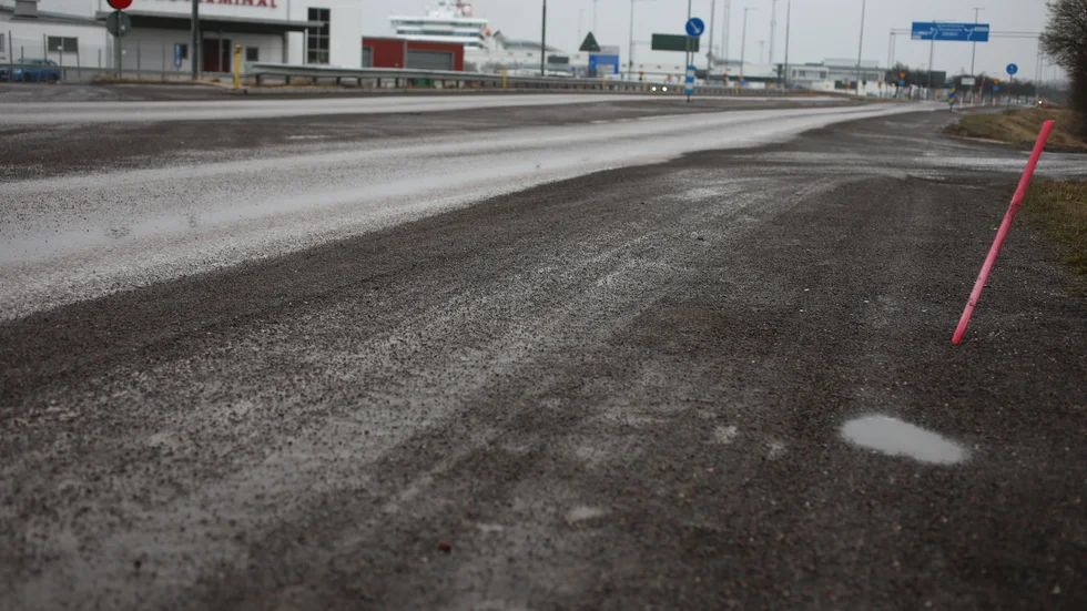   Granitkross i vägbanan på Färjeleden.