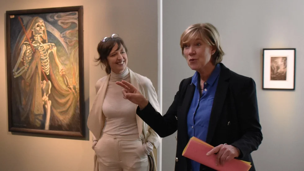 Helena Scragg och Karin Ström Lehander har kurerat utställningen av Tyra Kleens verk som nu visas på Uppsala konstmuseum. Det är den hittills största presentationen med verk av Tyra Kleen. Till vänster: Tyra Kleens verk "Liemannen Döden", från 1909.
