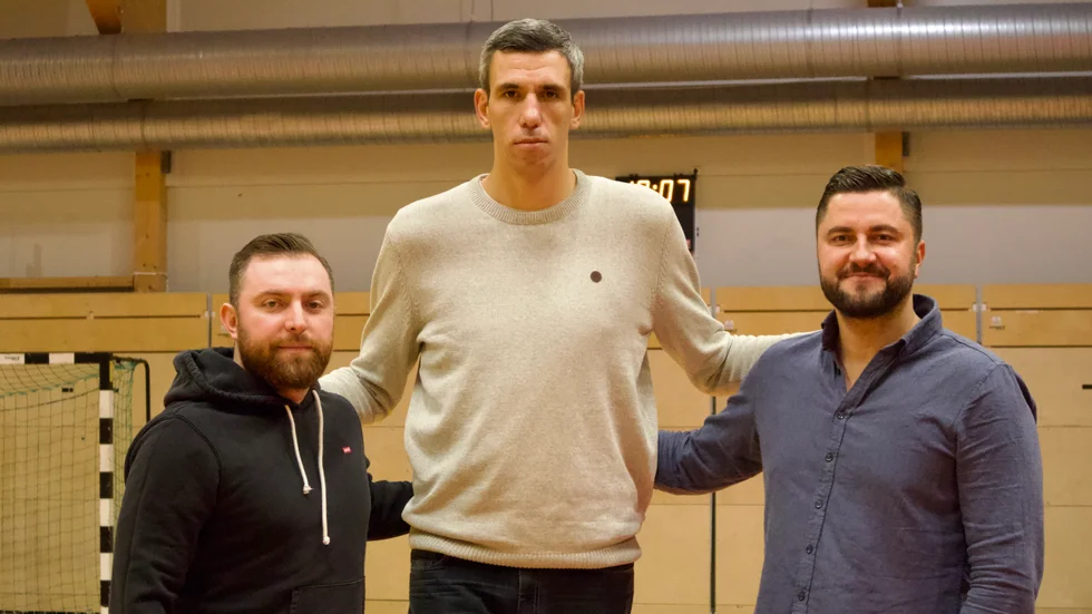 Ordförande Andrej Bajic (till höger) tillsammans med Team manager Bosko Bestic (vänster) och spelaren Marko Dujkovic (mitten).
