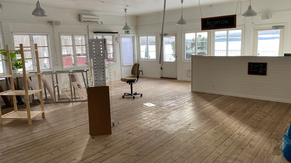 Renoveringen av bistrobyggnaden på Bredsands camping pågår hela sommarsäsongen.