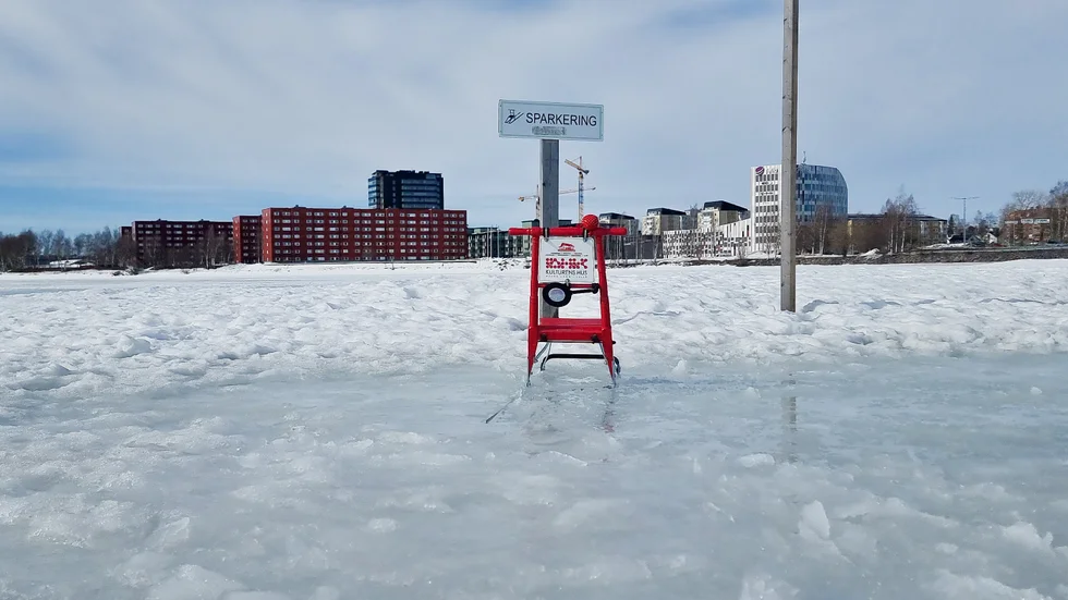 Så här ser det ut just nu. Luleås isbana går mot sitt slut. Det är uppemot tio centimeter vatten ovanpå isen, vid nedfarterna. När landgångarna tas upp är den stängd för säsongen.