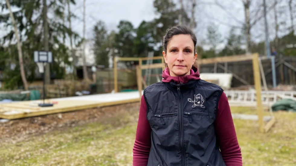 Lena Backström och hennes grannar i norra Björklinge kämpar med att stå ut med råkorna och deras konstanta och "bräkande och skrik", som hon beskriver det. Att njuta på uteplatsen på baksidan under våren är en omöjlighet, säger hon. 