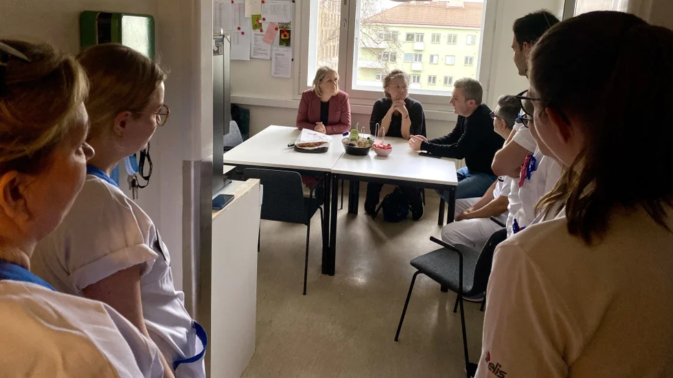 Helena Proos (S) och Lena Hallengren (S) var på plats på Bröstmottagningen i Uppsala för att berätta att regionstyret höjer perukbidraget till cancerpatienter från 3450 till 6000 kronor.