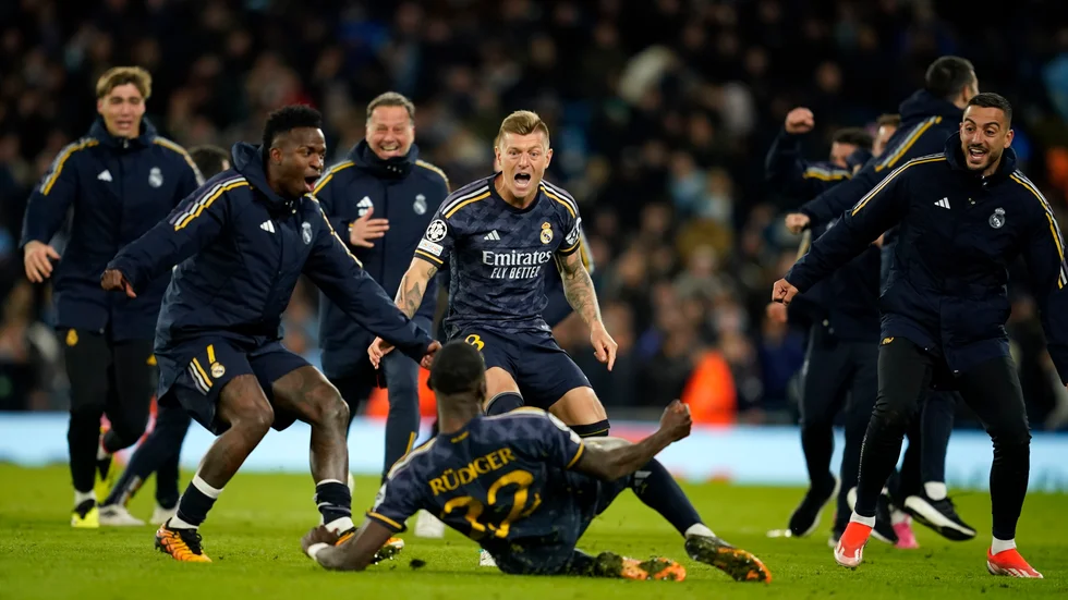 Real Madrid-spelarna firar avancemanget till semifinal i Champions League efter att Antonio Rüdiger satt den avgörande straffen i kvartsfinalen mot Manchester City.