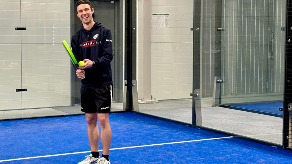 Som 16-åring fastnade fotbollskillen Calle Bergelin för padel och fastnade för racketsporten. Nu har 19-åringen startat företaget Bergelin padel AB och är nybliven padeltränare.