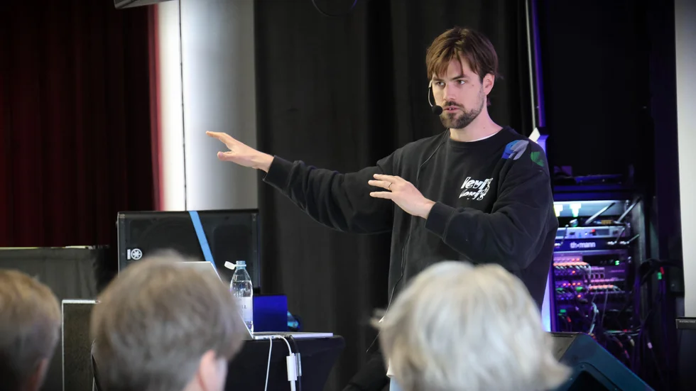 David Björk har producerat musik för en av Sveriges mest streamade artister. Under tisdagseftermiddagen delade han med sig av kunskap och erfarenheter till besökare på Skylten.