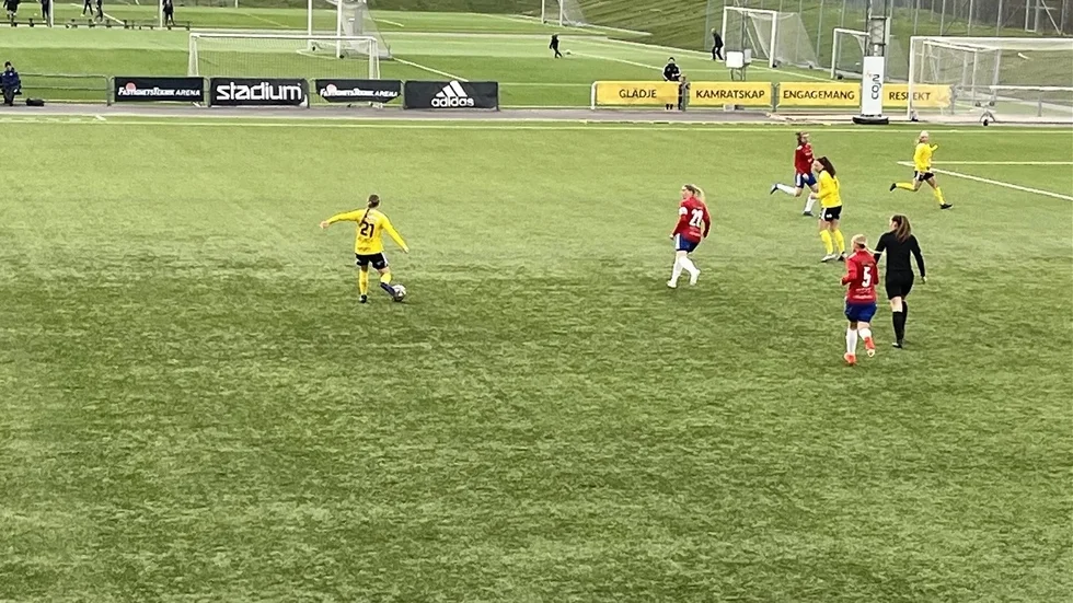 Lindö vann med 4-1 i hemmapremiären efter hattrick av My Malmström.