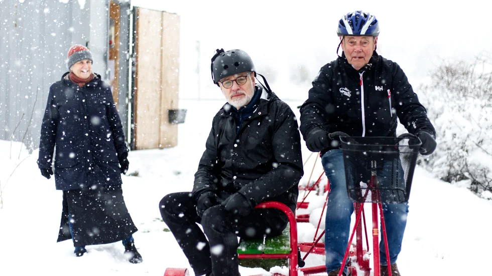 Det går att cykla! Det är bara lite halt och blött. Helen Dabrosin, Olof Kruus och Christer Alsterberg provar dressinerna inför lördagens premiär. 