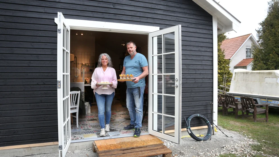 Drängens gårdsbageri. Så heter Carina Svendén och Peter Bavérs satsning hemma på gården i Bro. Båda ska fortsätta som gymnasielärare, men tanken är att ta emot beställningar på fredagspizza och att baka söta saker och matbröd för take away.