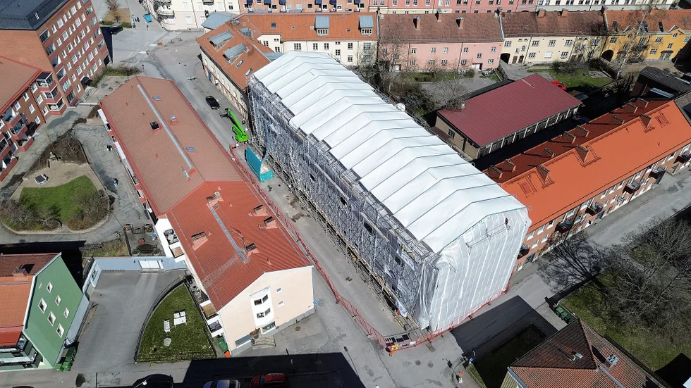 Efter branden täcktes den skadade byggnaden.