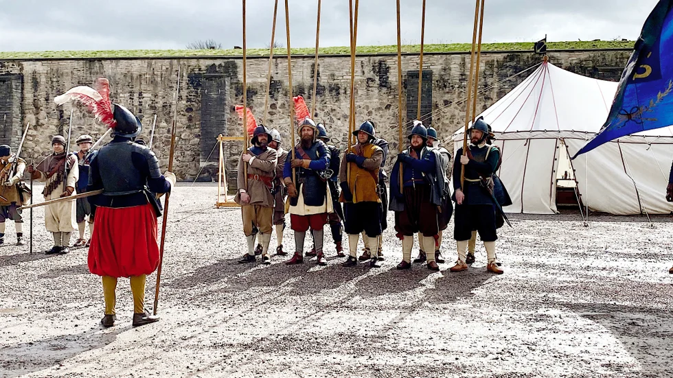 Gudz nådighe footfålck, anno 1620, radade upp sig på slottsgården under kapten Albert Collins ledning. Pikenerarnas långa pikar sträckte sig långt över huvudet på soldaterna och fjädrarna i hjälmarna var inte bara prydnad utan också ett sätt att se skillnad på vän och fiende på fältet berättar Collins.