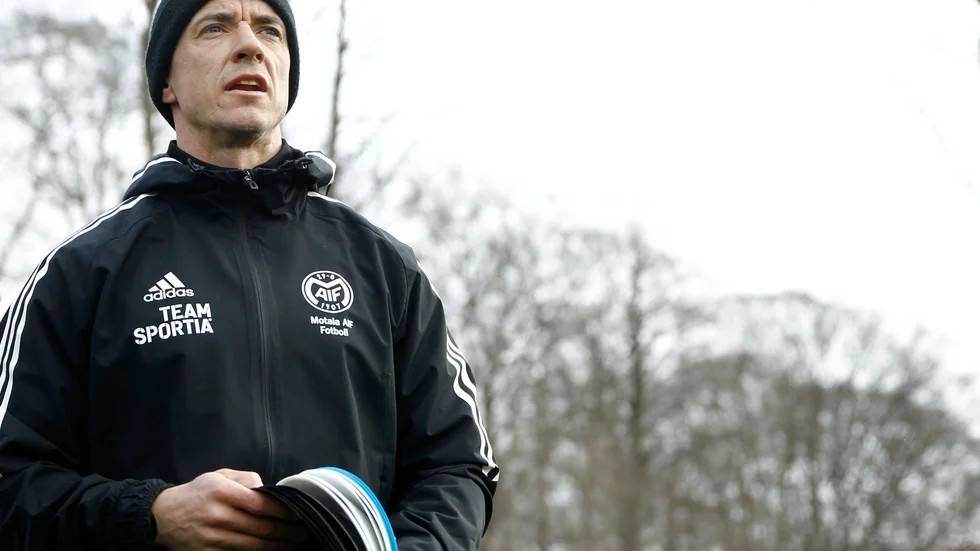 John Erlandsson är ungdomsledare i Motala AIF Fotboll, lärare i Motala, och även distriktslagsledare i Östergötlands fotbollförbund. Erlandsson säger: "Det som hänt är förvånande och tråkigt. Jag har varit med i många år i fotbollen och vet att det kan vara hårda ord ibland. Ordvalen är en annan diskussion. Ibland behöver man säga att det varit dåligt, även om man vet om det själv. Jag tycker att det är positivt att frågan nu diskuteras. Olämpligt språk kan det vara i omklädningsrum och det är en fråga man både i föreningar och skolan måste jobba med. Det är viktigt att vi beter oss som förebilder, ungdomarna ser upp till de som är i A-laget. I Maif försöker vi jobba med värdegrund enligt förbundets direktiv. Vi spelar inte bara fotboll utan vill skapa bra människor."