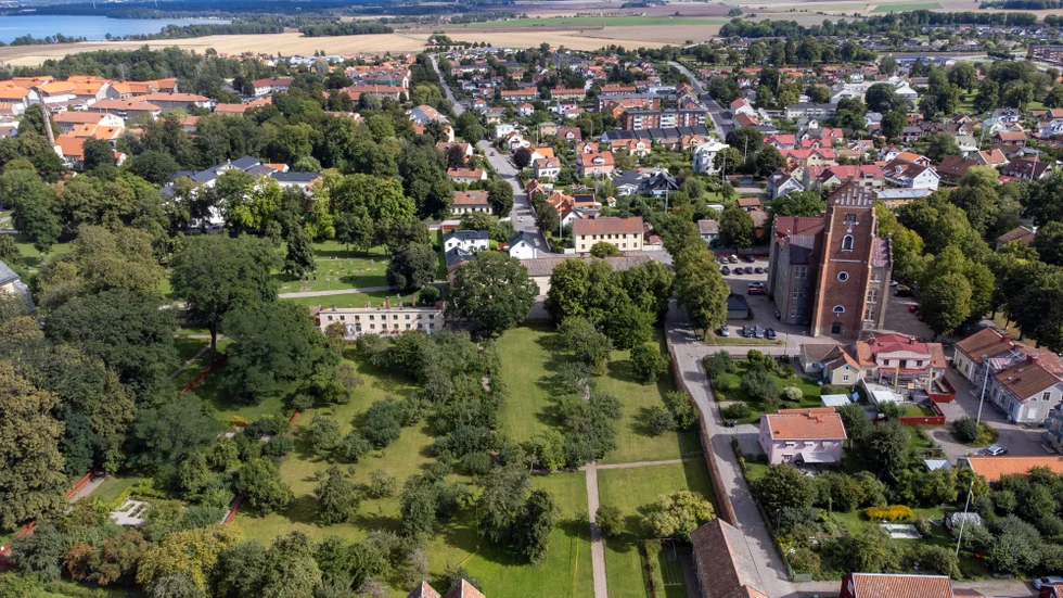 För att ens komma på plus ekonomiskt behöver Vadstena öka antalet invånare med minst 500 personer de kommande fyra åren, menar insändarskribenten.