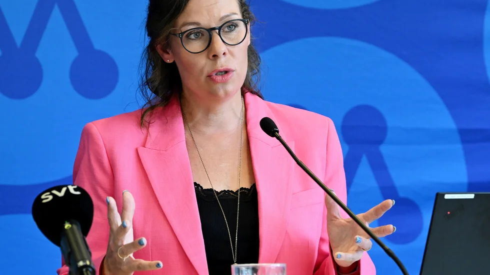 Att människor lämnar från vårt land är verkligen inget att skryta med. Ändå är det precis vad migrationsminister Maria Malmer Stenergard (M) gör. 