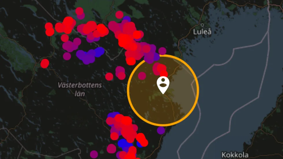 Varje prick motsvarar ett blixtnedslag. Ju rödare pricken är, desto mer nyligen har blixtnedslaget inträffat.