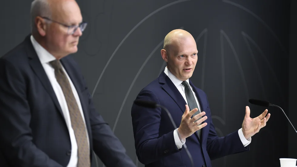 Miljarder. Utredaren Mats Dillén förklarar för finansmarknadsminister Niklas Wykman (M) vad finansiering av ny kärnkraft riskerar att kosta.