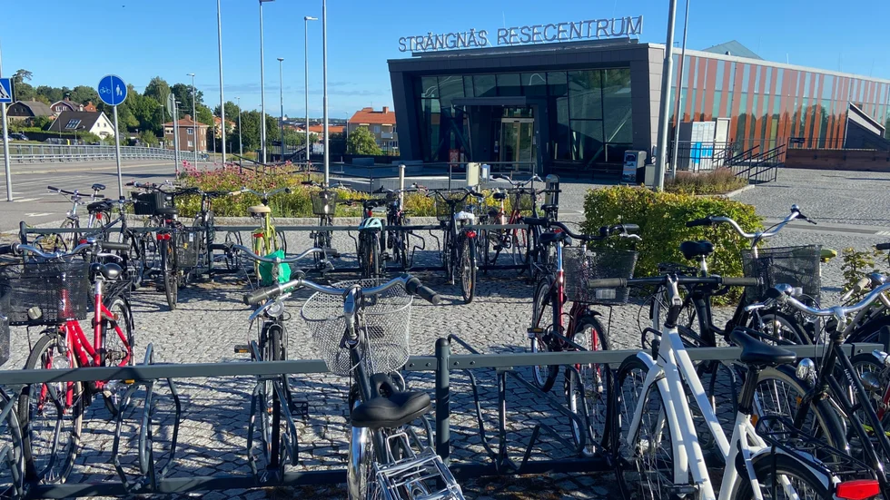 Cykelparkeringen på ovansidan av Strängnäs resecentrum.