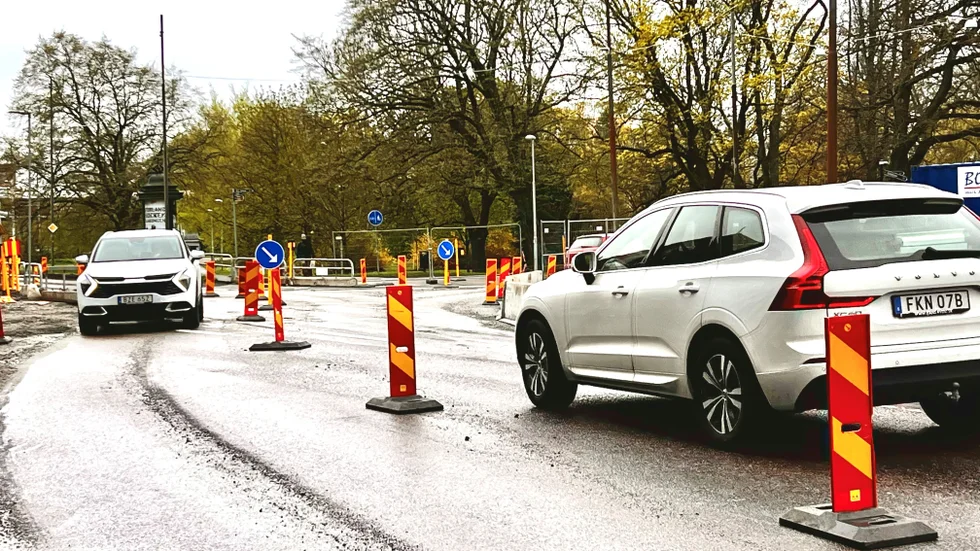 Tullgatan är delvis avspärrad under trafikarbetet. I juni ska studentflaken ta sig fram här.