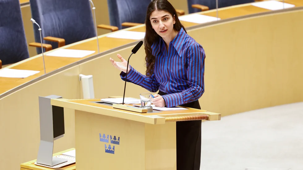 Klimat- och miljöminister Romina Pourmokhtari (L) och övriga i regeringen, lever inte upp till klimatmålen skriver insändarskribenten.