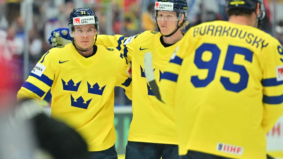 Victor Olofsson, till vänster, jublar tillsammans med Rasmus Dahlin efter ett av målen i Sveriges överkörning.