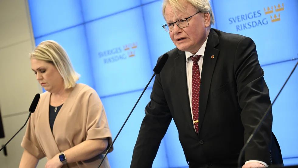 Lena Hallengren, Socialdemokraternas gruppledare i riksdagen, tillsammans med Peter Hultqvist, partiets försvarspolitiske talesperson, under en pressträff på onsdagen.