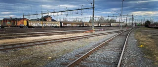 Larmet: Barn lekte på tågrälsen – avvisades av polis