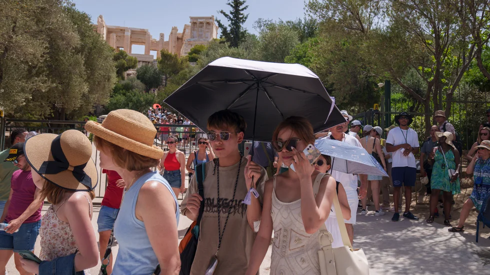 Akropolis stängde för allmänheten under de fem varmaste timmarna på onsdagen, då termometern visade 39 grader i Aten.