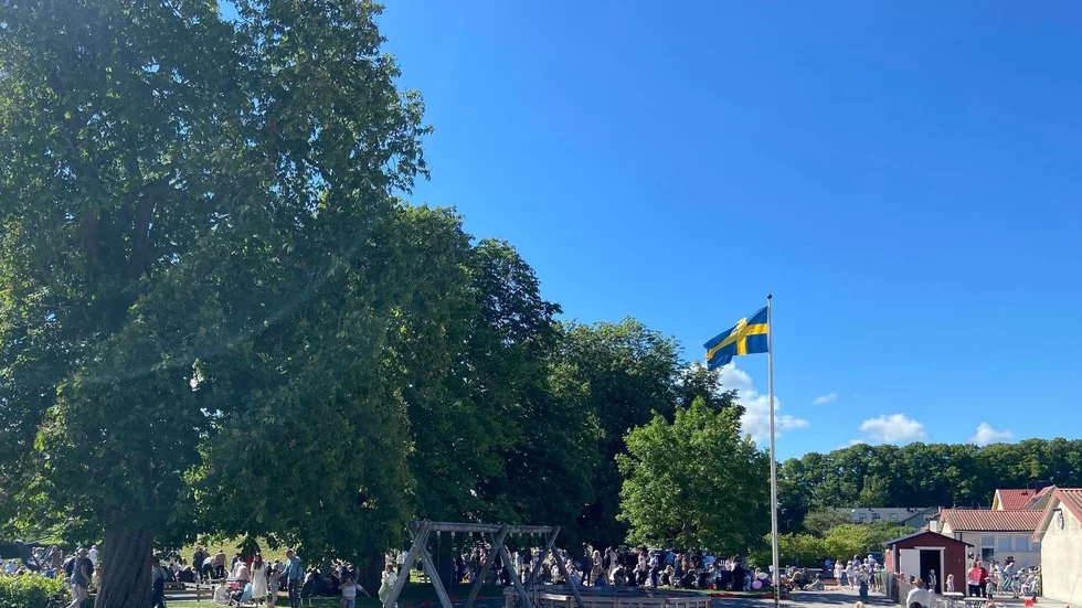 Den svenska flaggan vajade i solskenet när elever från Humlegårdsskolan och Alléskolan firade in sommarlovet.