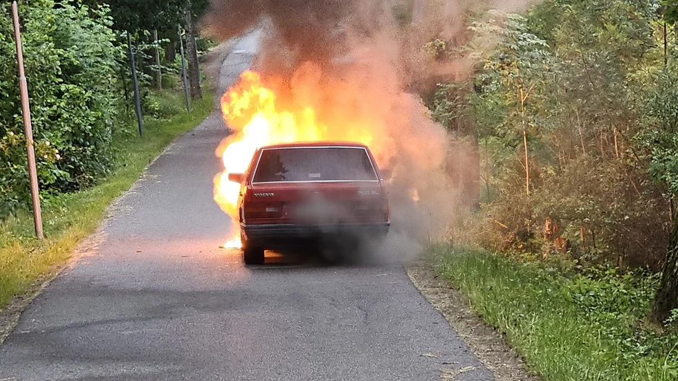 Bil började brinna under färd.
