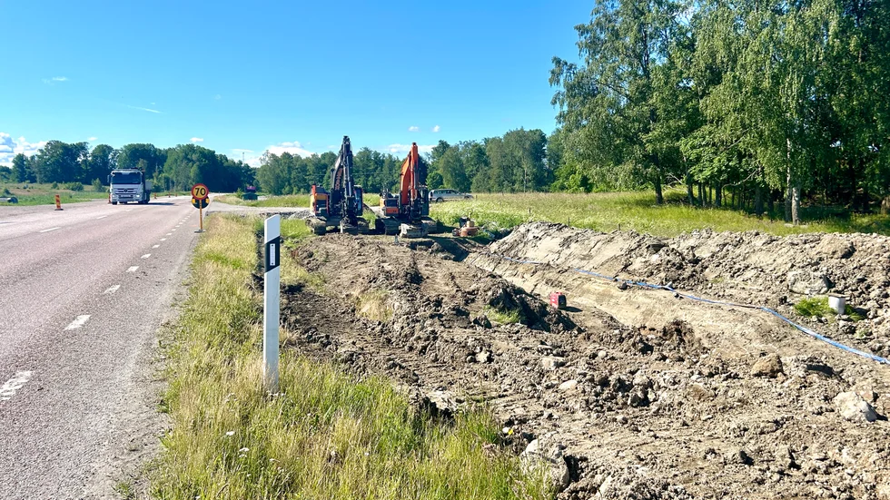 Boende i Strängstorp tvingas koka dricksvattnet efter att vägjobbarna på 56:an grävt sönder en vattenledning. 