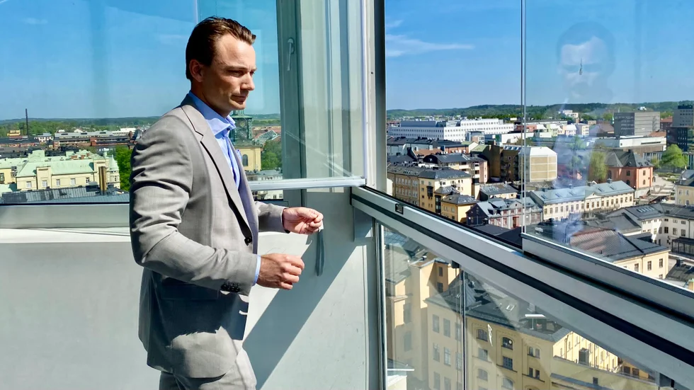 Magnus Eklind blickar ut över Industrilandskapet från den 17:e våningen.