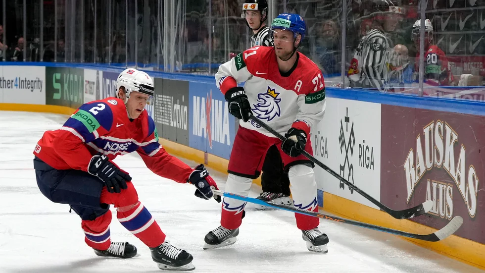 Isak Hansen för Norge i VM förra året under en match mot Tjeckien. Nu är den unge norske backen klar för spel i VH.