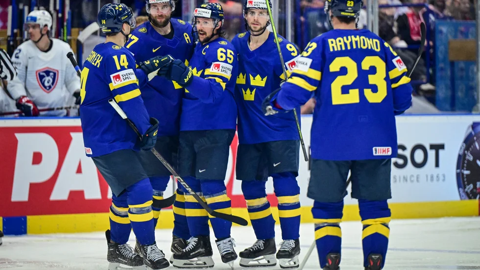 Erik Karlsson (65) gratuleras efter sitt 2–1-mål av lagkamraterna.