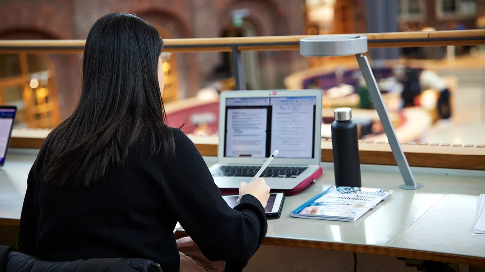 Fusket med studentvisan måste stoppas, skriver Moderata studenter.