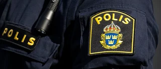 Lastbil fastnade under viadukt – föraren misstänks för brott