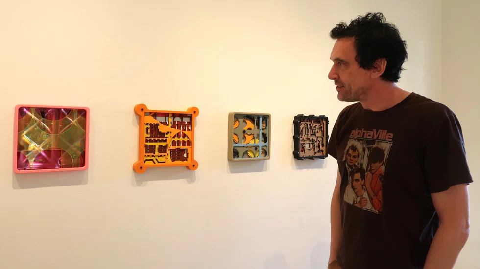 Linköpingskonstnären Martijn van den Bosch betraktar några av sina nya verk på Galleri Skådebanan.
