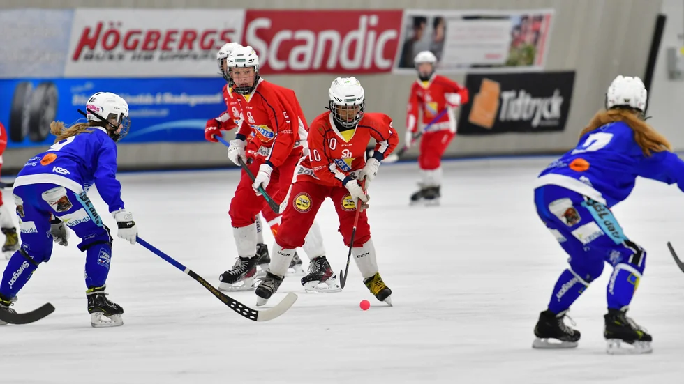Uppsala Bois Hanna Olm tar sig fram mellan de rödklädda Villaspelarna. Nu är Bois klart för SM-final mot Västerås SK.