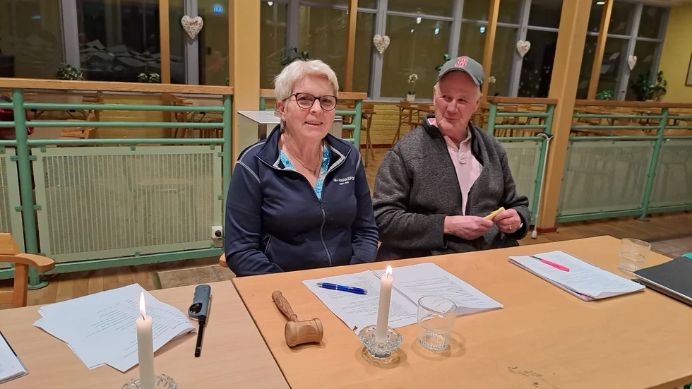 Årsmötets ordförande Aina Lindgren och föreningens ordförande Stefan Bodin.
