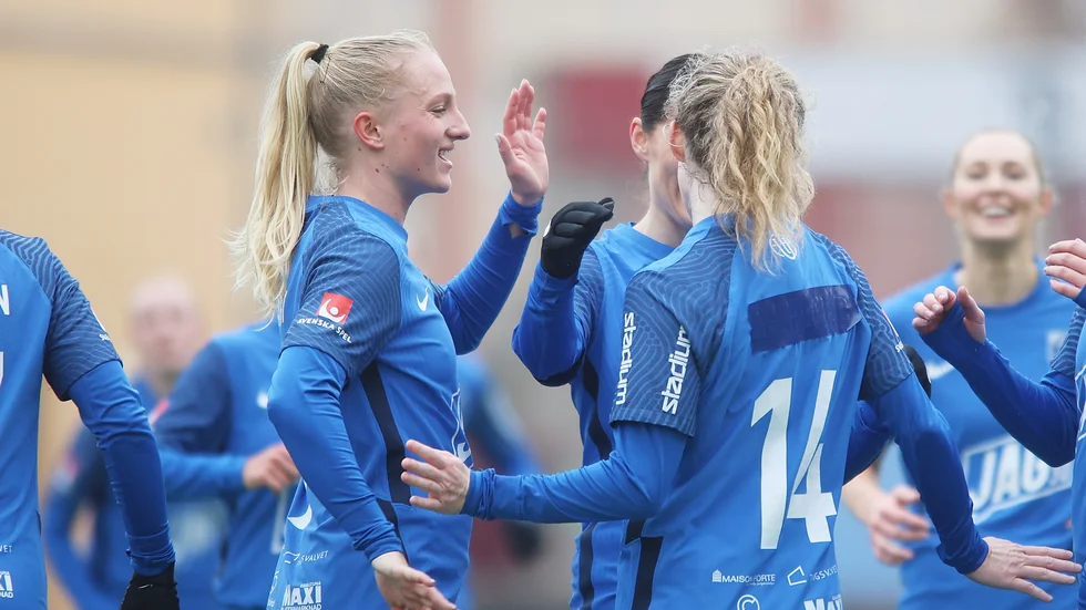 United lyckades vända underläge och vinna lördagens träningsmatch borta mot Smedby. På bilden firar Astrid Larsson ett av Uniteds mål.