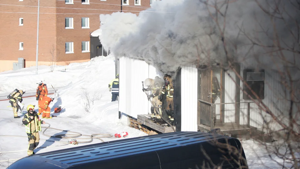 Rökdykare gick in i butiken för att försöka släcka branden inifrån, men de fick ge upp de försöken och återgå till utvändig släckning.