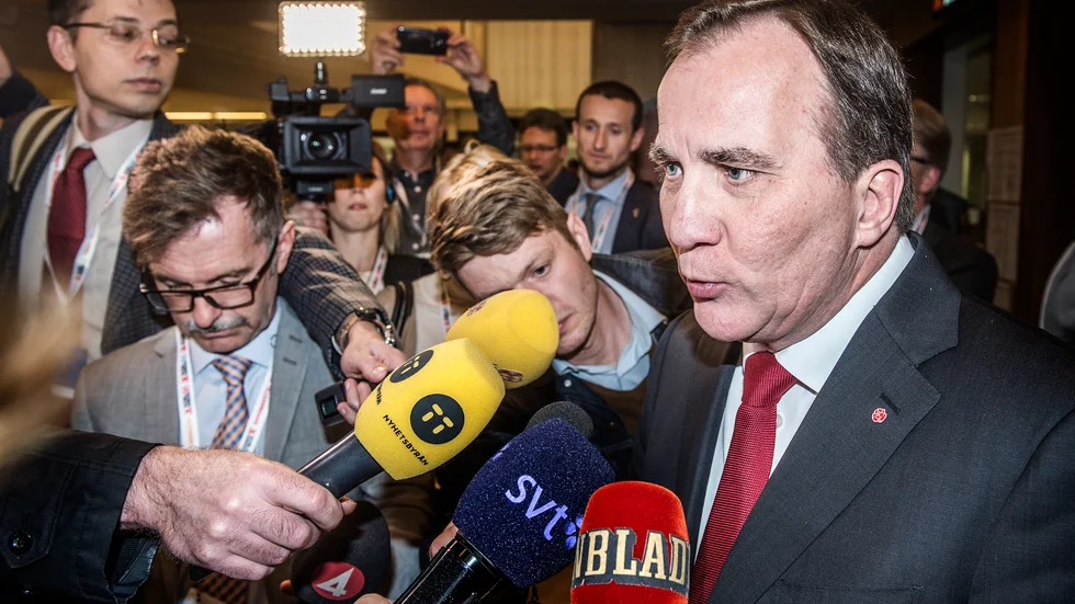 "Mikrofonteknik är inte lätt för ovana intervjuobjekt" skriver insändarskribenten. Före detta statsminister Stefan Löfven (S) är dock van vid mikrofoner. Arkivbild