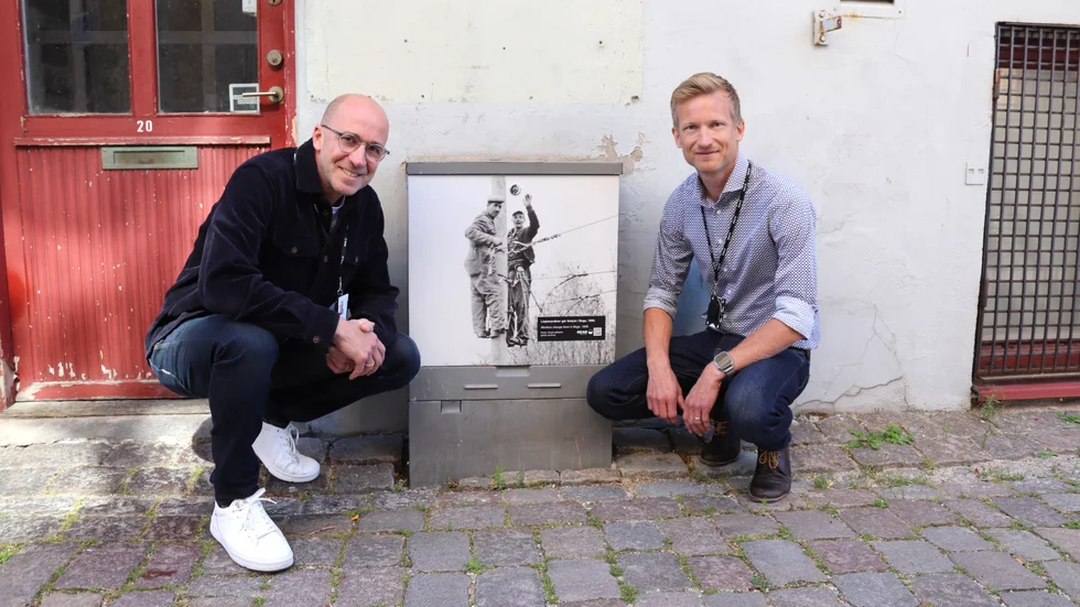 Thomas Zielinski, kommunikationsansvarig och Kalle Blomberg, vd Gotlands elnät vid en av de spännande bilderna som visas i utställningen.