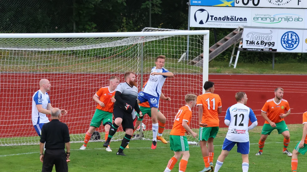 Kampen mellan Hultsfred och Södra Vi i botten av femman går vidare.
