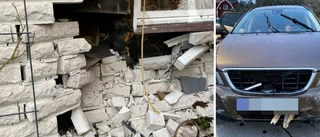Vaknade av hög smäll – då hade en bil kört rakt in i huset