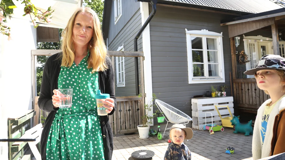 Märta Nummelin med barnen Luna och Nemo slutade först dricka vattnet i den egna brunnen. De fick besked att vattnet var ok så länge det inte smakade konstigt, och har sedan dess druckit av det. "Det är på gränsen att fortsätta göra det", säger hon.