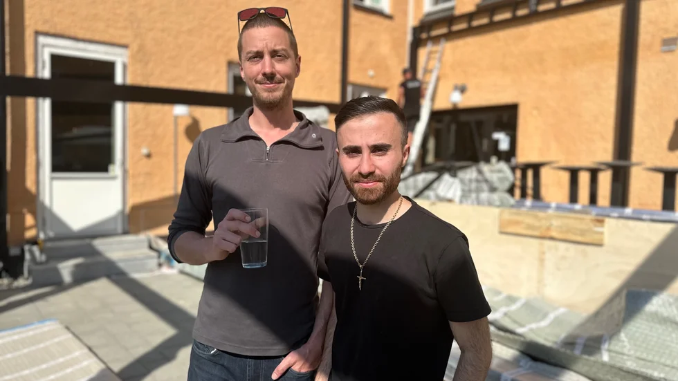 "Det är kul att satsa på något som är omtyckt i Katrineholm. Vi sätter alltid upp nya mål och detta var en milstolpe", säger restaurangchefen Marcus Åman. Till höger står även ägaren Mattias Yousef.