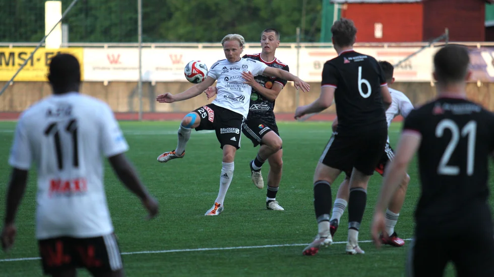 Simon Karlsson var tillbaka på Motala AIF:s mittfält och då blev det en helt ny stabilitet. 0-0 mot ett bra Lidköpings FK var med mersmak på Idrottsparken.