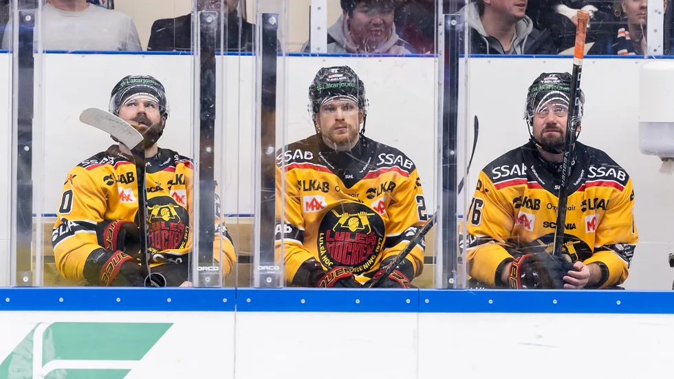 Niklas Olausson åkte ut för snack och när Luleå skulle forcera satt istället tre spelare i utvisningsbåset.