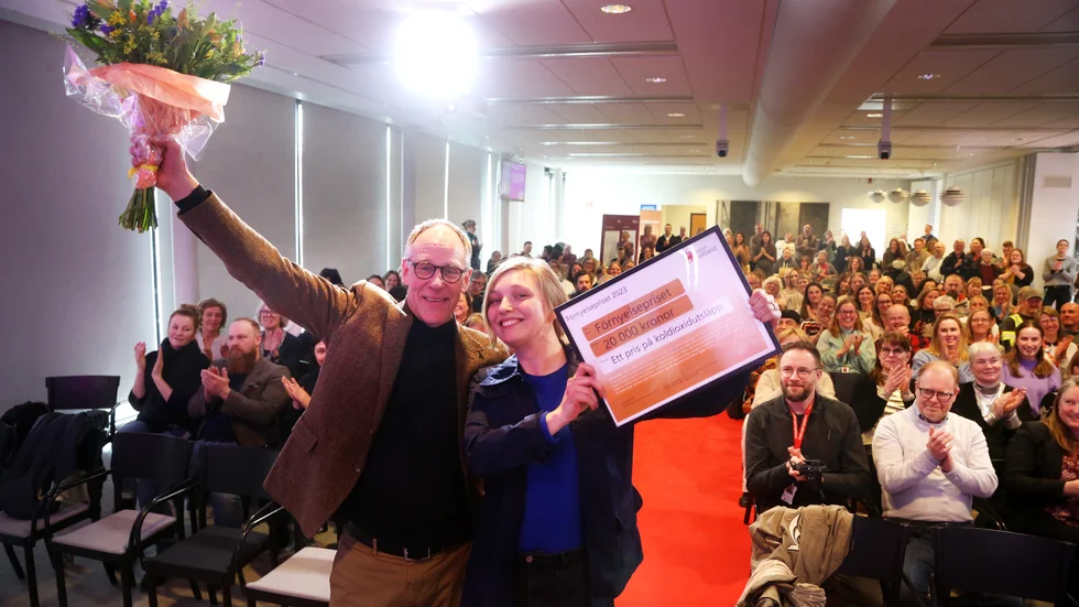 Det stora förnyelsepriset gick till teknikförvaltningen och projektet "Ett pris på koldioxid", ett verktyg för att nå klimatmålen. Glada mottagare var Patric Ramberg och Nathalie Ahlstedt Mantel som passade på att utmana övriga förvaltningar i arbetet.