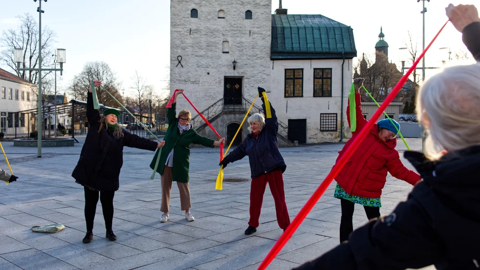 Yvonne Apéria, Lena Ribbencrantz, Kerstin Grönvall och Anna Lind är igång med gummibanden.